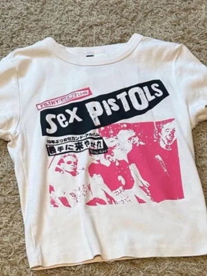 Sex Pistols t-shirt med tryck - Tight t shirt med tryck storlek S, knappt andvänd.