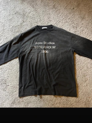 Acne studio tröja - Säljer en riktigt fet tröja från acne studios. Skick 8/10. Kontakta gärna vid frågor😊  