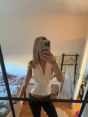 Beige omlott topp med öppen rygg - Saknar lapp och säljs inte längre!  Jag står inte för frakt, tar gärna emot bud under det satta priset för kompromiss!💗   Allt jag säljer är i stort sätt i nytt skick för ett lägre pris, kolla in resten av mina artiklar i min profil!