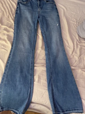 Jeans  - Jeans ifrån veromoda som är använda fåtal gånger, de är i storleken M och längden 30 men jag valde att sprätta ut de längst ner då de var korta för mig. (är 161 cm) 