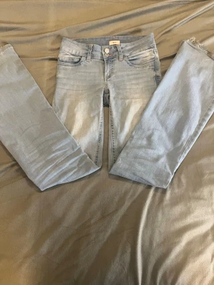 Ljusblå jeans från Nelly - Säljer ett par ljusblå jeans från Nelly i storlek 34. De har tecken på användning längst ner på jeansen ( se bild 3 ). Hör av dig om du har några frågor💕