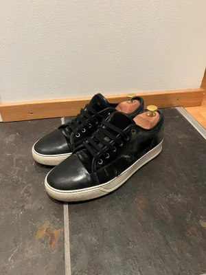 Lanvin  - Snygga svarta lanvin som är väldigt snygga o fräscha har mycket liv kvar säljer pågrund av att dom har blivit för små men har varit mina absolut favorit skor passat till typ allt o är ett stort tips om man ska ha ett par snygga sköna o stiliga skor pris kan diskuteras o speciellt vid snabb affär hör av vid minsta lilla fråga! Storlek skulle säga att de passar 40-41 