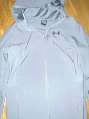 Köper - Köper en av de här under armor i YXL eller 158 cm för max 600