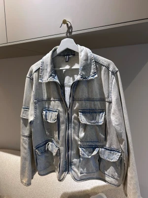 Trendig H&M jeansjacka - Heej. Jag säljer denna otroliga jacka i ett väldigt bra skick!!!💞För endast 649 kr får du en skitsnygg och unik jacka som passar perfekt nu till hösten! Den är i storlek M men passar även mig som vanligtvis bär Xs/s. 