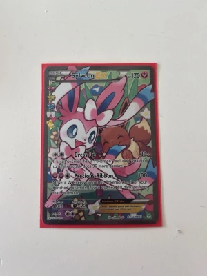 Sylveon EX Pokémonkort - Säljer min sylveon ex rc32/rc32 från 2016, ett kort i bra skicka som också är väldigt eftertraktad 