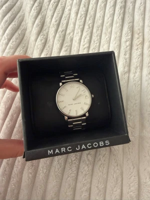 Silverfärgad klocka från Marc Jacobs - Marc Jacobs klocka, sparsamt använd. Batteriet har tyvärr tagit slut så man behöver byta ut de.