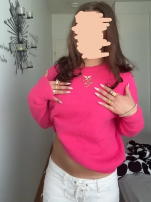 Hot pink stickad tröja - Knallrosa stickad topp säljes. Storleken är troligen L, men den sitter bra på mig trots att jag vanligtvis har storlek S. Ingen information om ursprung och inga etiketter finns kvar. Utmärkt skick. 🤍
