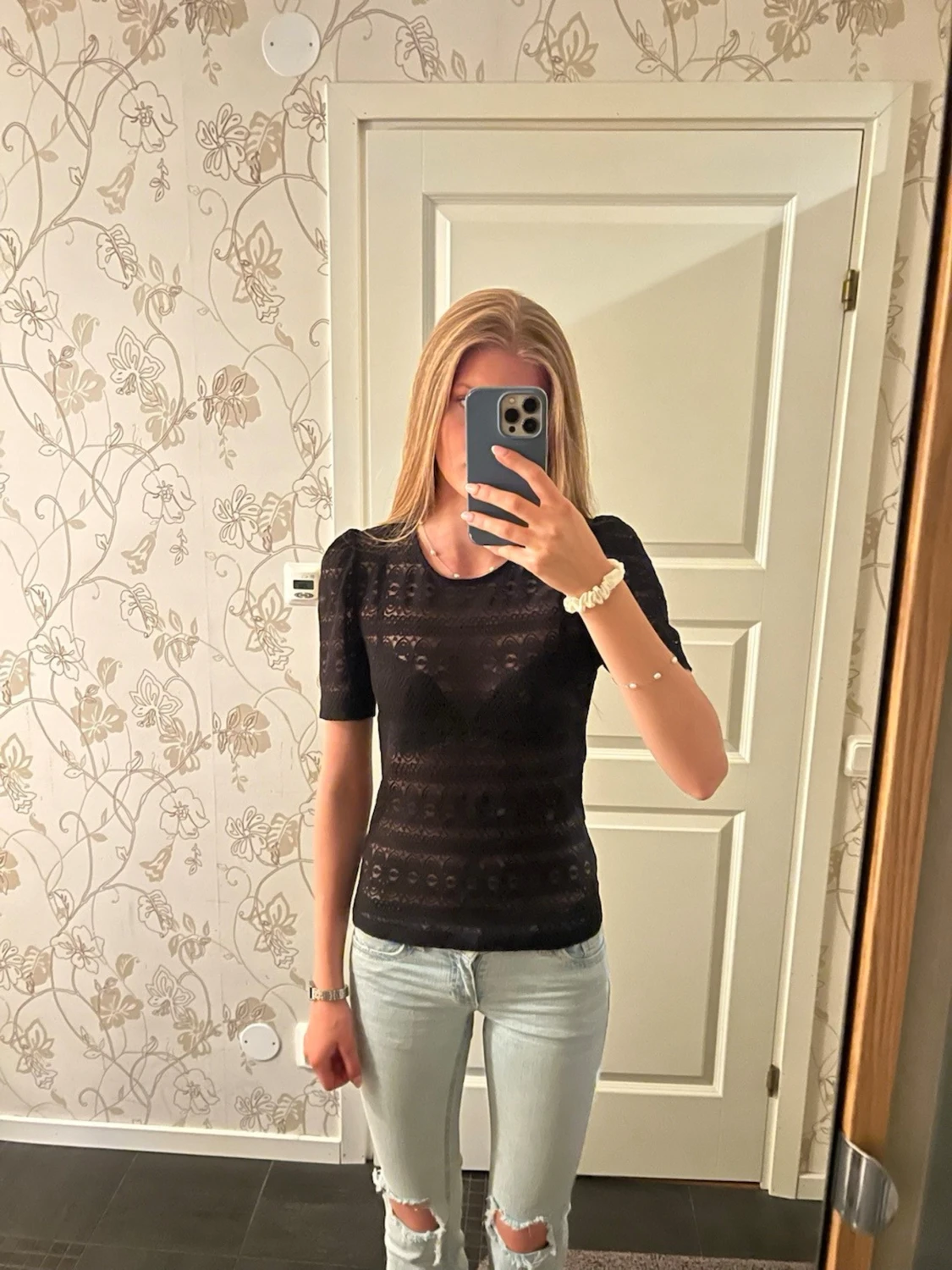 Svart spetsig topp med kort ärm - 1