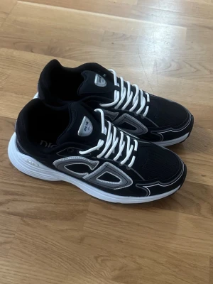 Sneakers skor - Fina svart/vita sneakers, helt nya, storlek 44.