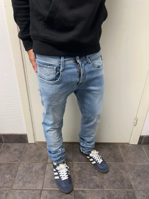 Replay Anbass - Ljusblå Replay Anbass hyperflex jeans. Mycket bra skick. A=37CM B=103CM C=15CM. Modellen är 173cm, 64kg. Pris kan diskuteras!!