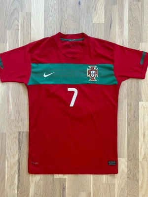 Vintage Portugal fotbollströja Nike nr 7 - “Portugal Nike Dri-FIT #7. Köpt i Italien. Storleksetikett och tvättlapp saknas. Säljs i befintligt skick.” Storlek: etiketten saknas, men tröjan motsvarar ungefär S–M. Se gärna bilder för passform.