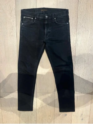 Nudie Jeans  - Säljer ett par svarta slim  Nudie Jeans. Passar bra till alla tillfällen. Vid frågor och funderingar bara höra av sig!!