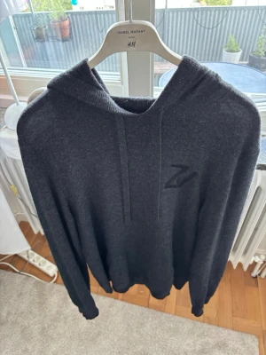 Zadig Voltaire hoodie - Super snygg Zadig hoodie. Tröjan är i 100% Kashmir så super mjuk och skön! Passar M och S! Inga defekter. Super eftertraktad hoodie!