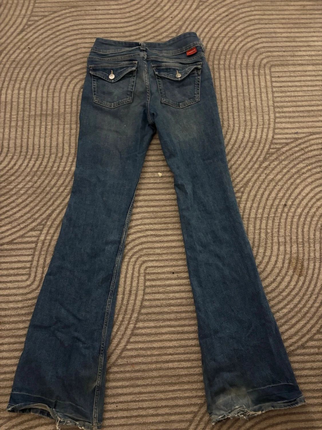 Blå bootcut jeans med slitningar - 1
