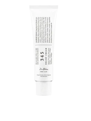 345 Relief Cream från Dr. Althea - En vit tub med 345 Relief Cream från Dr. Althea. Krämen har en minimalistisk design och är framtagen för alla hudtyper. Tuben är gjord av plast och har svart text på framsidan. Perfekt för dig som vill ha en enkel och effektiv hudvårdsprodukt. Köpte ett kit med två st och passar tyvärr inte min hudtyp, säljer därför. Från yesstyle, och kan uppvisa kvitto🩷