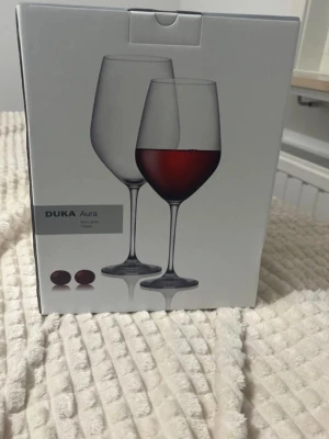 DUKA Aura vinglas 4-pack 50cl - Säljer ett 4-pack DUKA Aura vinglas, 50cl. Glasen är tillverkade av kristallglas och har tulpanformad kupa med modern touch. Perfekta för rött, vitt och mousserande vin. Tål maskindisk och ger bra briljans och klarhet.