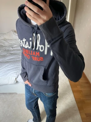 Mörkblå Hollister hoodie med tryck - Säljer en sjukt fet vintage hoodie från Hollister. Hoodien är i ett överlag bra skick utan defekter (lite urtvättad) och storleken är M ! ✌🏼😁——————————————————————————                                                                  📐| Storlek: M                                                             👖| Märke: Hollister                                                🔎| Skick: Bra skick!                                                     ✍🏻| Skriv om du har några frågor