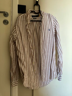 Ralph Lauren herr skjorta - Säljer denna trendiga och stilrena skjorta till ett mega pris. Välbehandlad men har varit med ett tag. Har en unik stil men om man vill sticka ut är den perfekt.