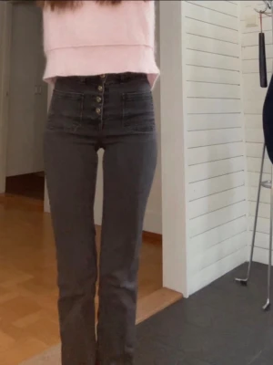 Zara utsvängda jeans med fickor fram - Så sjukt snygga jeans från Zara med knappgylf och fickor fram!! Mycket gott skick, hör av dig om du har några övriga funderingar🥰🥰