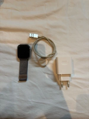 Apple watch - Detta är en Apple Watch, den är använd och anledningen jag vill sälja den är för att jag inte använder den längre men den funkar bra. (Laddare ingår)