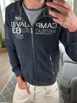 Stickad Zip Tröja Camp David Blue - Super snygg och trendig! Mått: A:53 B:44 C:47 D:64 (cm) Skriv vid fundering 😇🙌