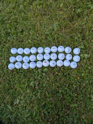 30st Wilson golfbollar - Säljer 30 stycken Wilson-golfbollar i blandade modeller och nummer. Bollarna är använda men i bra spelbart skick, med normalt slitage från rundor på banan. Perfekt för träning, nybörjare eller för dig som vill fylla på golfbagen till ett bra pris. • 30 golfbollar från Wilson • Blandade modeller (inklusive Wilson Staff) • Normalt slitage – se bilder för skick • Tvättade och sorterade • Säljs endast tillsammans