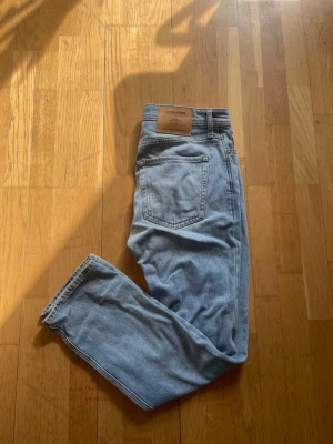 Jack and Jones jeans - Ett par schyssta jeans från Jack and Jones som har regular fit. Nyskick inga skador eller defekter och har storlek 30/30. 