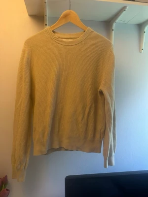 Jätte snygg tröja - Stilren tröja som sitter snyggt runt midjan speciellt till ett par lowrised jeans 🤩andra bilden stämmer bättre i färg på tröjan