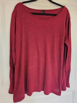 Tröja M FB Sister M - Vinröd långärmad tröja En mjuk basic långärmad tröja i storlek M, i vinrött. Har rund halsringning och är gjord i mjuk bomull. Perfekt för dig som gillar enkel och chill stil.  Kan även hämtas I Partille  E1