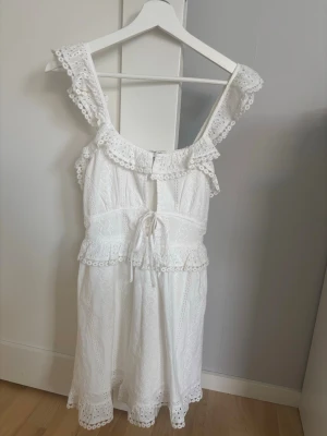 Vit Miss selfridge klänning - Vit miss selfridge klänning. Storlek 32. Använd 1 gång🦢🫧🫶🏼