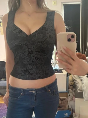 Vintage Orsay Topp - Säljer en vintage orsay topp som jag är ganska säker på inte finns att få tag på längre. Väldigt smickrande på.  #vintage #top #coquette #orsay