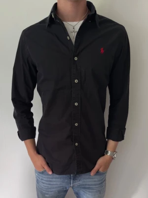 Ralph lauren skjorta - Säljer en fet Ralph lauren skjorta, storlek M, svart, fint skick. Nypris runt 1500kr, mitt pris 449kr. Hör gärna av er vid funderingar eller bud 
