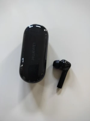 Svarta Huawei trådlösa in-ear hörlurar - Snygga svarta trådlösa in-ear hörlurar från Huawei med laddningsetui. Hörlurarna har en stilren och kompakt design med silikonproppar för bra passform. Perfekta för musik, poddar och samtal på språng.