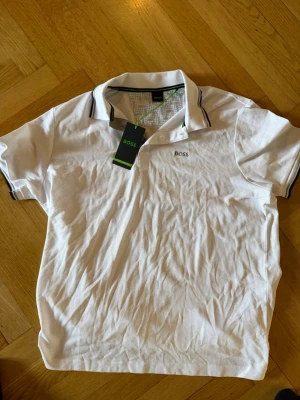 Hugo boss tröja - Den är helt ny och oanvänd, den stryks innan den skickas, den är även såklart äkta 
