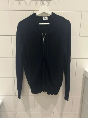 Marinblå zip kashmir hoodie - Marinblå zip kashmir hoodie från märkte Don Storlek: S Skick: bra, bara lite nopprig 100% kashmir Nypris: 900 SEK Skickas inom 24h😁