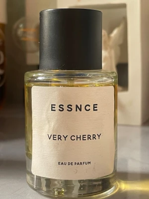 ESSNCE Very Cherry Eau de Parfum - ESSNCE Very Cherry Eau de Parfum. nypris:350 Säljer denna för att jag inte använder den helt enkelt! Den har använts fåtal gånger därav priset!!( går att diskutera) Luktar väldigt gott och mycket körsbär men en mer ”mörk” ton inte fräsha bär!!