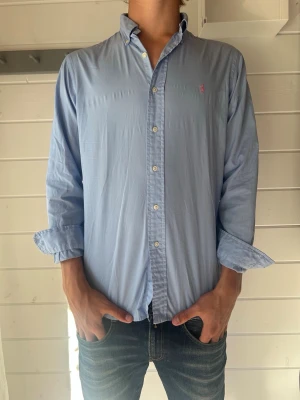 Polo Ralph Lauren Skjorta - Säljer just nu denna feta Ralph Lauren Skjortan! Liten deffekt vid sidan av armen, ett litet hål | Modell är 190 cm och väger 75 kg |Storlek M. Skickas samma dag som köp! Skriv vid minsta fundering eller fråga❗️