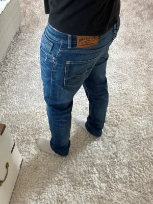 Replay jeans  - Replay Rob Jeans med snygg slitning designs | skick 9/10 | Storlek 33/32 | Pris - 549kr | Modellen är ca 180cm lång | Hör av dig vid minsta fråga eller fundering!!
