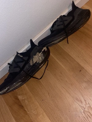 Adidas Ultra boost  - jätte dålig skick men går altid att fixa allt annat funkar