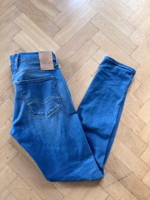 Replay Anbass - Blåa replay anbass som knappt är använda. Sitter riktigt bra och finns inga skador alls, köpa nya för drygt 1500kr men inte använda så mycket. Dessa är perfekt för festen! 32/36