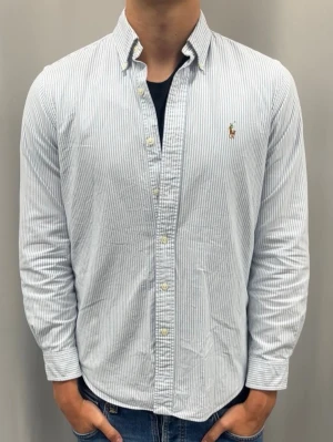 Ralph Lauren Skjorta - Skick: Mycket bra Färg: blå/vit  Storlek: S  Nypris:1600SEK  Passform: Modellen är 185 cm och väger ca 75 kg och den är för liten  Fraktar oftast samma eller nästa dag 📦