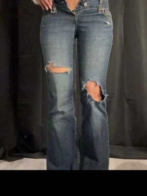Snygga jeans!!! - Snygga lågmidjade bootcut vintage Levis-jeans som tyvärr inte passar mig. De tre första bilderna är från förra ägaren. Midja: 35/35,5 cm o innerbenet: 79 cm. Skriv för frågor 💕