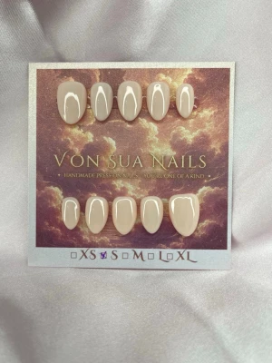 Avena (S);ExtraShortAlmond  - Handgjorda press-on nails i en mjuk nude-beige nyans med glansig finish. En stilren och minimalistisk design som passar till allt.  Form: Extra Short Almond Storlek: S 10 naglar ingår