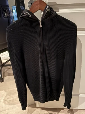 Gran sasso cardigan - Säljer nu denna riktigt snygga cardigan från gran sasso i storlek 48. Sitter riktigt bra på mig som är 180cm nypris ca 3300kr mitt pris 2300kr, nästan nyskick på plagget i sig levereras nytvättad.