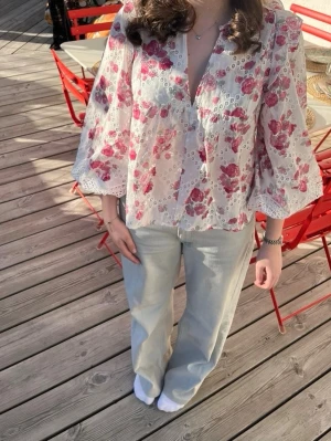 Vit blommig blus med broderi - Jättefin broderad blommig blus från Dobber som är perfekt för flertals fina tillfällen💕🌸 skicka gärna prisförslag!!
