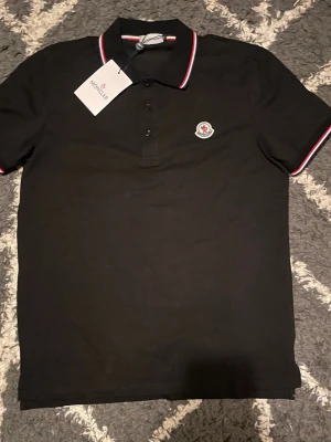 Moncler pike  - Helt ny svart Moncler piké, pris kan diskuteras därför tar jag gärna emot prisförslag 