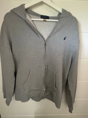 Ralph Lauren hoodie - Ralph Lauren zip hoodie helt okej bra skick