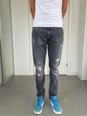 Replay Anbass Jeans - Säljer nu dessa Replay Anbass Jeans med snygga slitningar i populär design, mått ca 42,5-43 o 103-104 cm. skriv för fler bilder/frågor🙌🏼