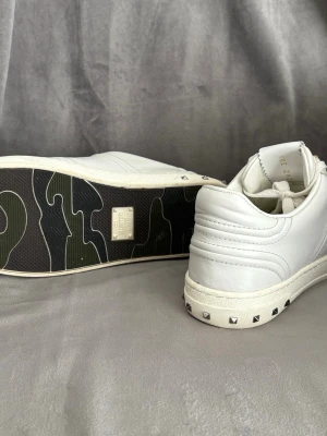 Valentino flycrews - Tja! Just nu säljs ett par valentino flycrews i storlek 38 1/2, skorna är sparsamt använda. När du köper skorna får du även med en gratis gant unisex tröja som är perfekt till skorna å ett par jeans. Skorna Perfekta för dig med en stilren look 👀