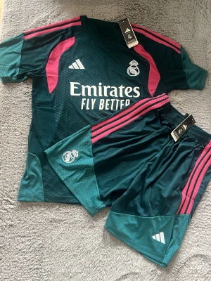 Real Madrid 26/27 Tränings kit - Ett Real Madrid kit 26/27 T-shirt + shorts med fickor i storlek L helt nytt
